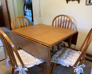 Oak table with 4 chairs