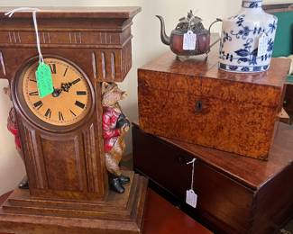 Battery run Fox clock