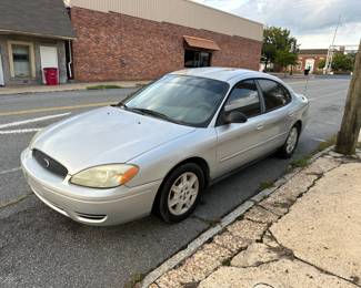 2005 Ford Taurus SE- 188,703 Miles