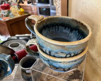 Handled soup bowls / cups