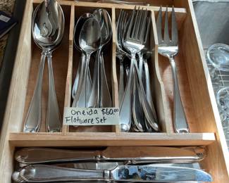 ONEIDA flatware set