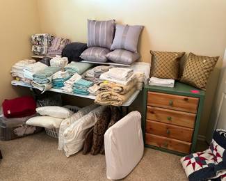 Great linens & pillows