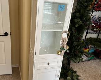 White Shaker-styled cabinet