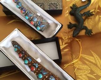Chinese jeweled fingernail pins & bronze salamander 