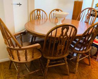 Oak Kitchen Table with 6 chairs and one table leaf
