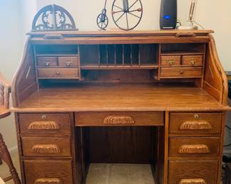 Oak roll top desk w/ key
