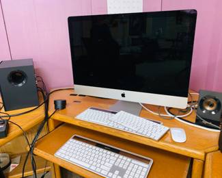 APPLE COMPUTER LARGE SCREEN