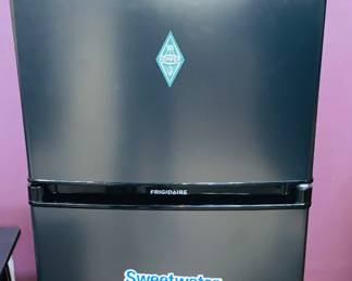 ELECTROLUX REFRIGERATOR WITH TOP FREEZER