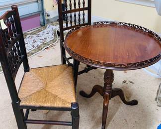 ROUND TABLE, 2 CHAIRS