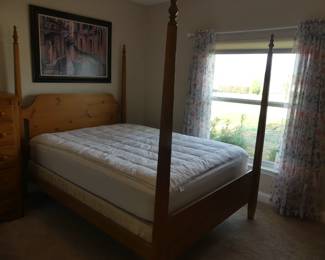 Kincaid Furniture Solid Light Wood Pencil Post Four Poster Bed - Queen 