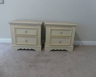 Bassett Furniture Pair of 2-Drawer Nightstands - 28" x 17" x 47"
