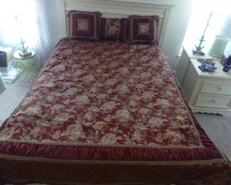 Croscill Queen Comforter & 3 Matching Pillows