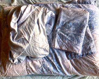 HPT088 Queen Size Comforter And Shams