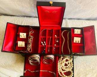 HPT149 Jewelry Box & Contents