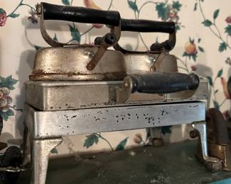 ANTIQUE WAFFLE IRON