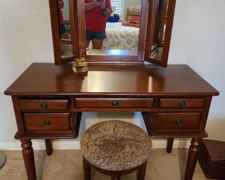 Mahogany 5 Drawer Vanity with Swivel Tri Mirror and Stool
