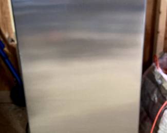 Midea Fridge 34in high 17.5in deep 18.5in wide