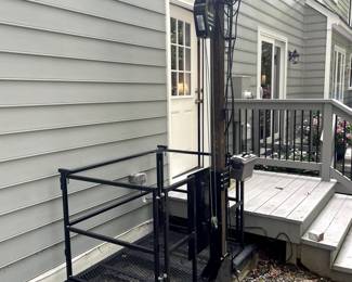 Exterior wheelchair lift