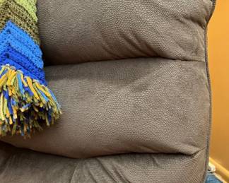 55 Pebble Upholstery Power Lift Chair Detailmin