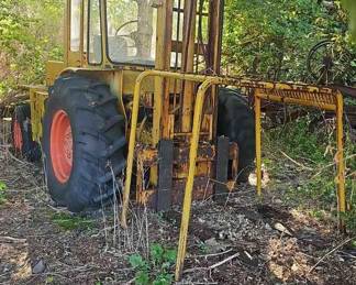 Tow Motor With Enclosed Cab 