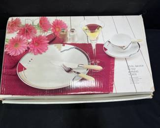 NIB Studio Nova YO105 Attitudes 4 Place Settings