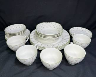 Laura Ashley by Johnson Bros Thistle 22 Pieces