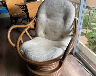 Vintage Rattan Swivel chair