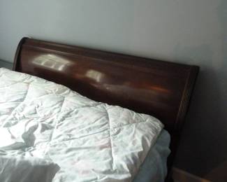 Queen sleigh bed Henredon