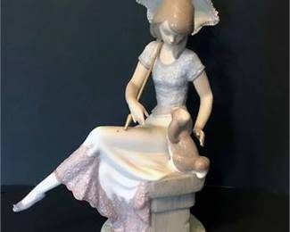 Limited Edition Lladro 5th Anniversary Picture Perfect Figurine 