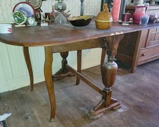Gate leg table
