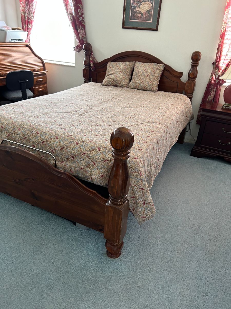 Queen size "Cannon Ball" 4 poster Bed. Sealy  PosturePedic Motion Mattress with remote