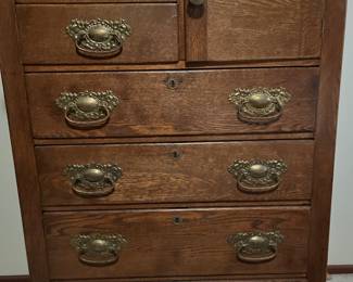 Gentleman’s chest of drawers 