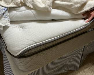 		
#24	Mattress & Boxsprings Pillowtop w/hollywood Frame 	 $150.00 			

