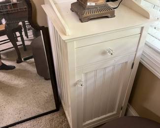 #128	white 1 door 1 drawer end table 167x15x33	 $45.00 			

