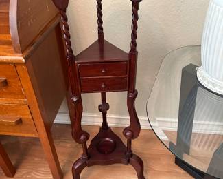 wig stand table 2/drawers