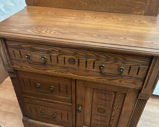 dresser.  Needs mirror 