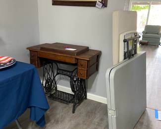 Singer pedal sewing machine cabinet ( no sewing machine)