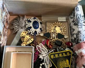 Pins, broaches 