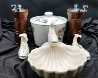 Salt N Pepper Shakers And Grinders