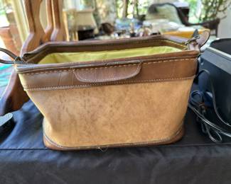 RD5 - $10 Vintage leather bag. 