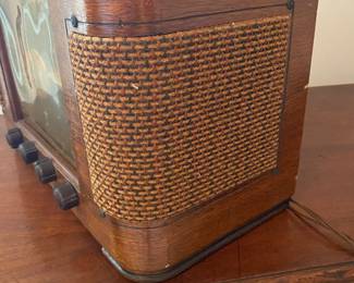 RD47 - $150. Crosley Victory Model Radio - Powers on will tuner knob will not move. Case is in very good shape. 