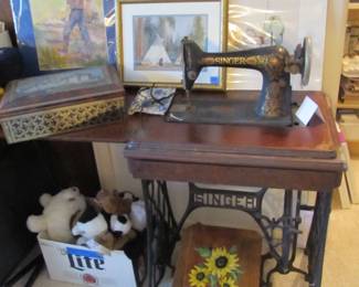 1910 foot pedal powered Singer Sewing machine & table