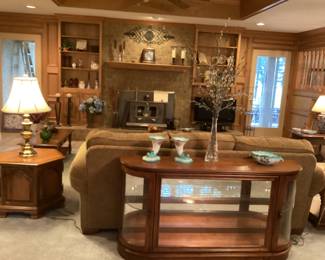 Lighted console display cabinet