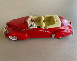 Vintage Signature Models 1940 Cadillac Sedan Series 62 1:32 Scale Diecast
