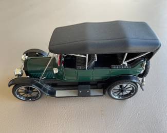 Vintage Signature Models 1913 Cadillac Touring 1:32 Scale Diecast