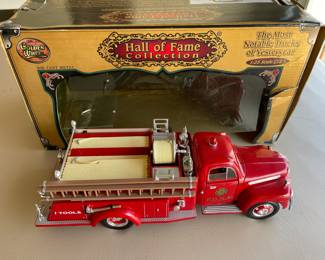 Vintage Golden Wheel Hall of Fame Collection 1951 Ford Fire Engine FDNY 1:25 Scale Diecast