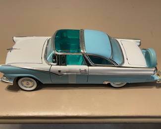 Vintage Road Tough 1955 Ford Fairlane Crown Victoria 1:18 Scale Diecast
