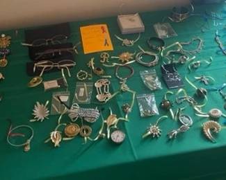 table of 515 dollar jewelry