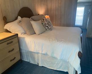 Lexington-Islands Tropic king size bed headboard, footboard and frame.&nbsp;
King Size Beautyrest Recharge Edmore Plush matress and box spring.&nbsp;
Lexington night stand&nbsp;and&nbsp;dresser