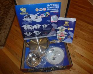 A NEW SET OF ROYAL EXCLUSIVE COOKWARE 16 PIECE SET IN CASE